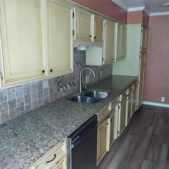 kitchen featuring dark wood-style floors, a sink, tasteful backsplash, dishwasher, and ornamental molding