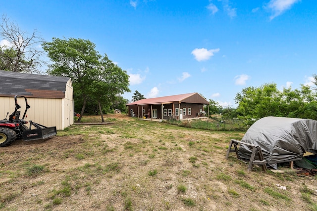 view of yard with an outbuilding