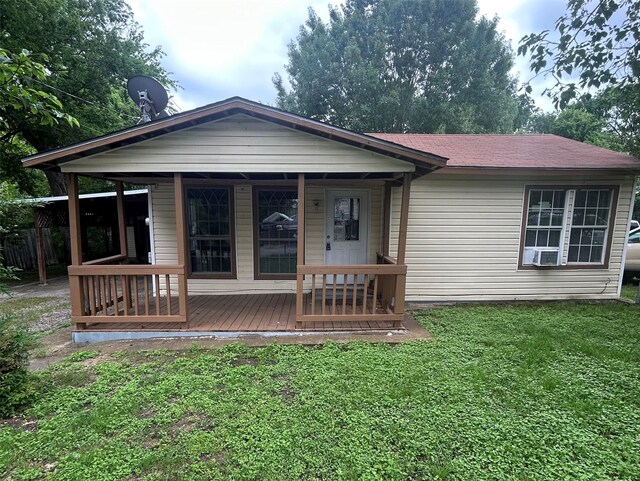 view of front of property featuring a front yard