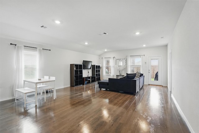 living room with baseboards, visible vents, wood finished floors, and recessed lighting