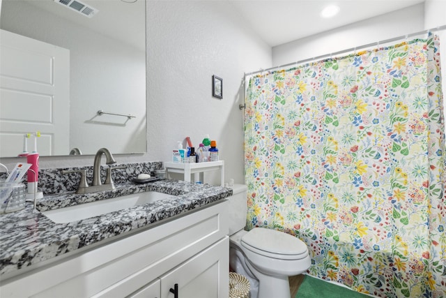 bathroom with a shower with curtain, visible vents, vanity, and toilet