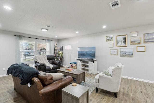 living area featuring baseboards, visible vents, recessed lighting, and light wood-style floors