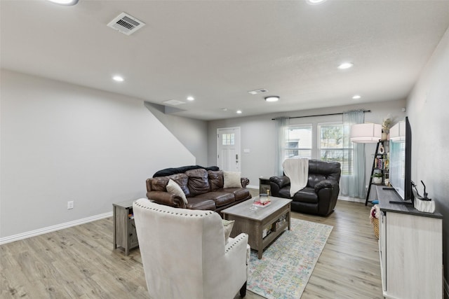 living room featuring baseboards, visible vents, recessed lighting, and light wood-style floors