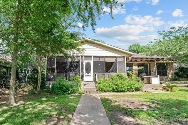 156 King Arthur Rd, Mabank, TX 75156 - view of front of property featuring a sunroom and a front yard