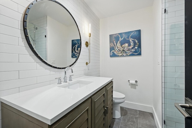 bathroom featuring baseboards, vanity, tasteful backsplash, and toilet