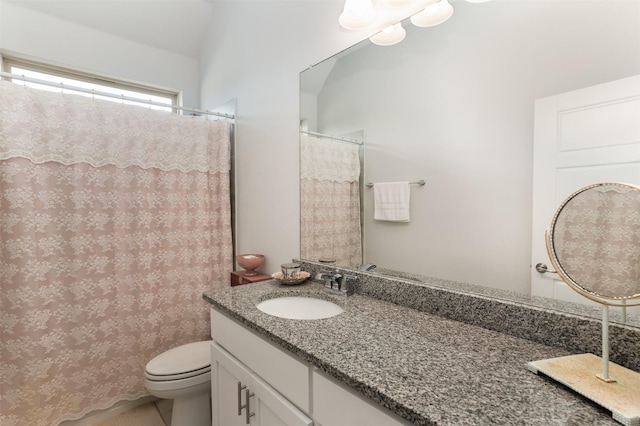 full bathroom featuring curtained shower, toilet, and vanity