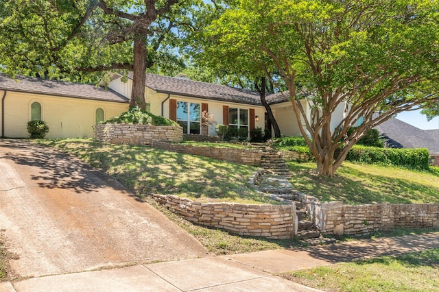 1904 Park Hill Dr, Arlington, TX 76012 - ranch-style house featuring brick siding and a front lawn
