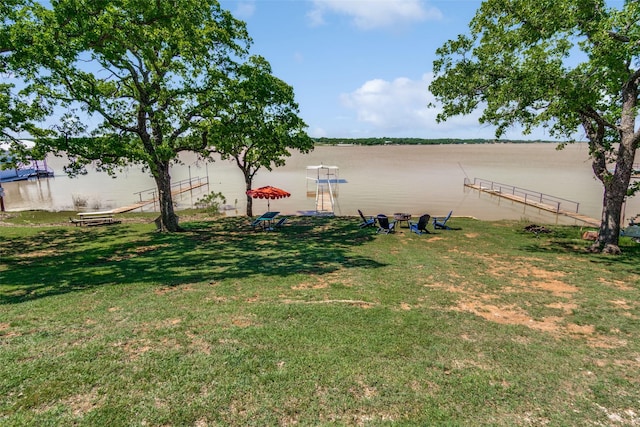 view of yard featuring a water view