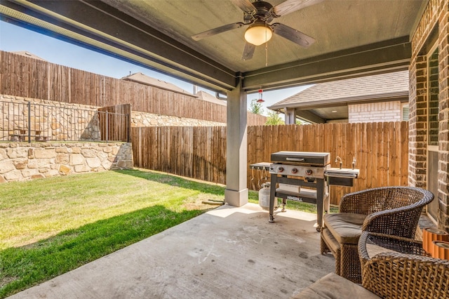 view of patio / terrace featuring grilling area, a fenced backyard, and ceiling fan