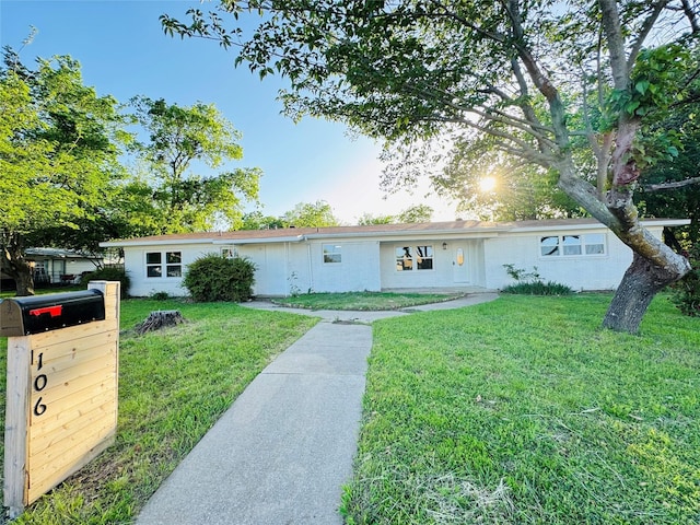 single story home featuring a front yard