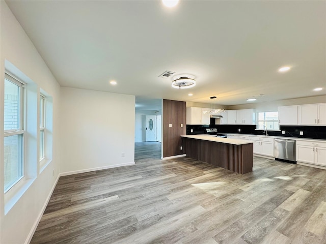 kitchen with stainless steel appliances, visible vents, recessed lighting, and light wood-style floors