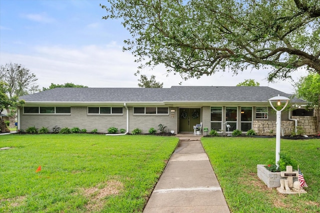 1410 Hummingbird Dr, Hillsboro, TX 76645 - ranch-style home with a front yard