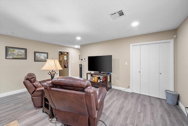 1410 Hummingbird Dr, Hillsboro, TX 76645 - living area with visible vents, light wood-type flooring, recessed lighting, and baseboards