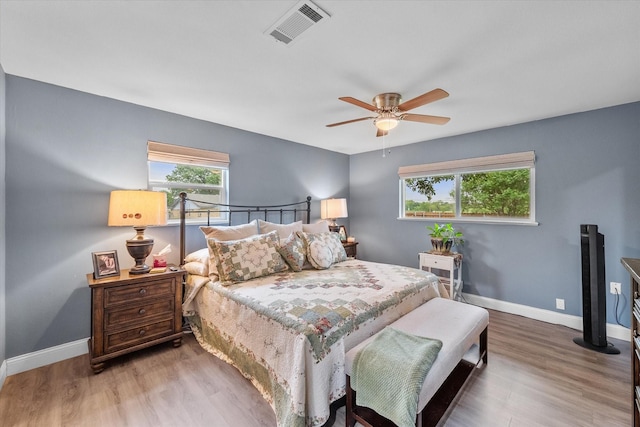 1410 Hummingbird Dr, Hillsboro, TX 76645 - bedroom featuring wood finished floors, visible vents, a ceiling fan, and baseboards