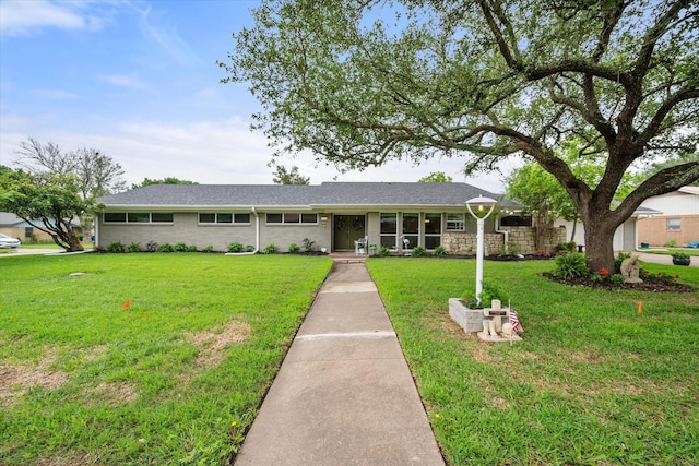 1410 Hummingbird Dr, Hillsboro, TX 76645 - ranch-style house featuring a front yard