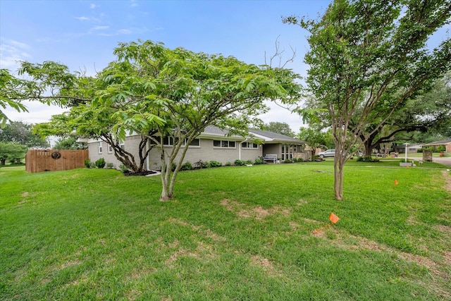 1410 Hummingbird Dr, Hillsboro, TX 76645 - view of yard with fence