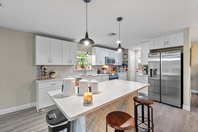 1410 Hummingbird Dr, Hillsboro, TX 76645 - kitchen featuring a sink, baseboards, appliances with stainless steel finishes, and visible vents