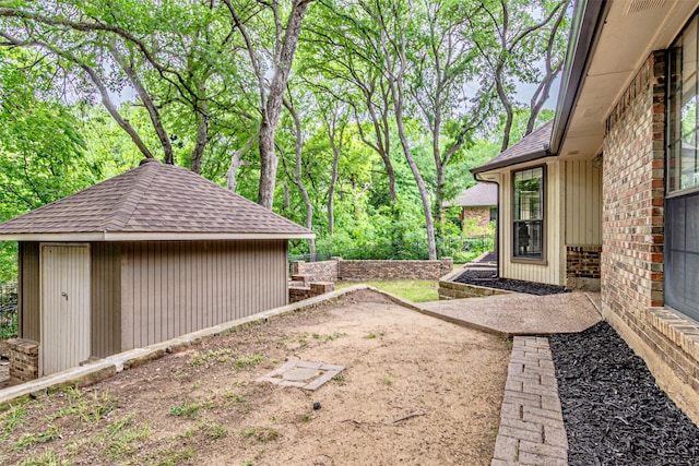 view of yard featuring an outbuilding