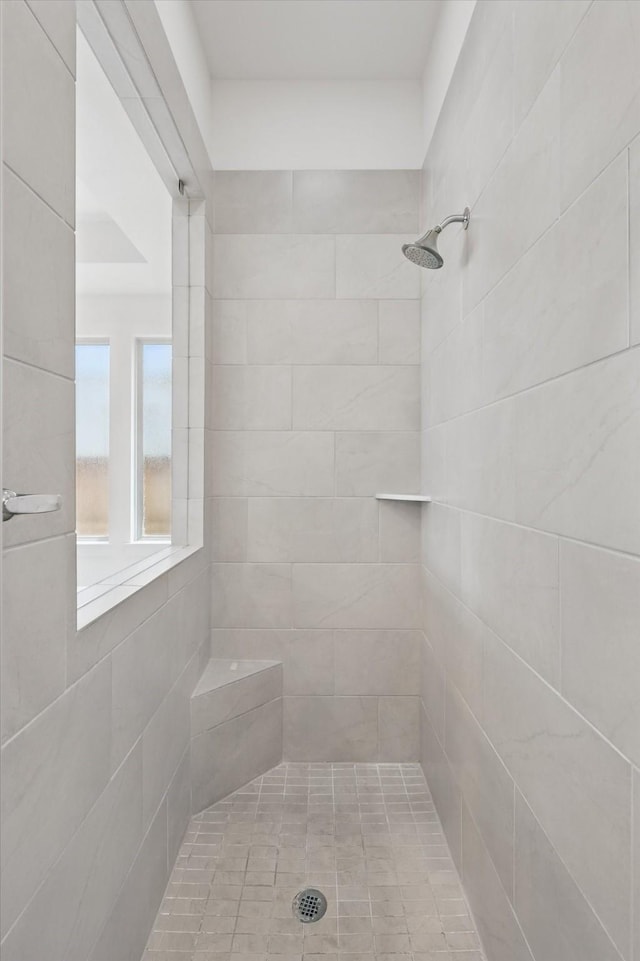 bathroom featuring tiled shower