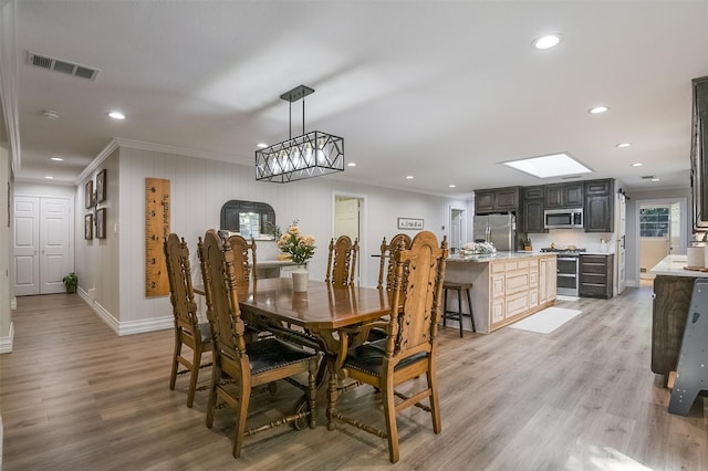 dining room with recessed lighting, visible vents, light wood-style flooring, baseboards, and ornamental molding