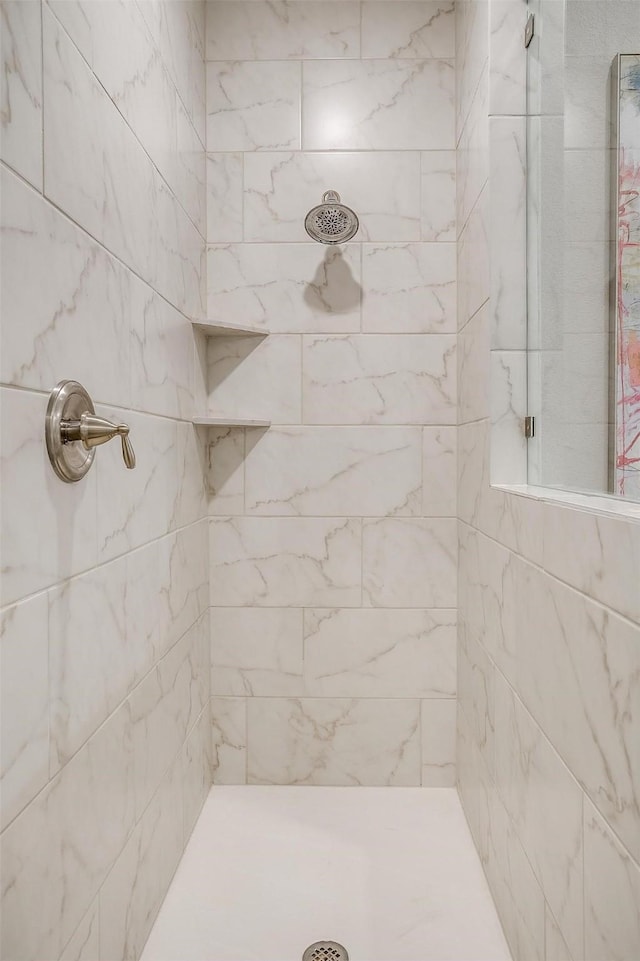 full bath with tiled shower
