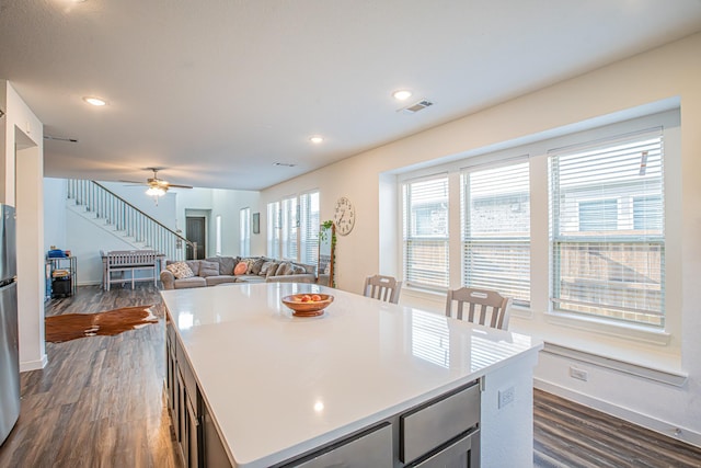 kitchen featuring visible vents, dark wood-style flooring, and baseboards