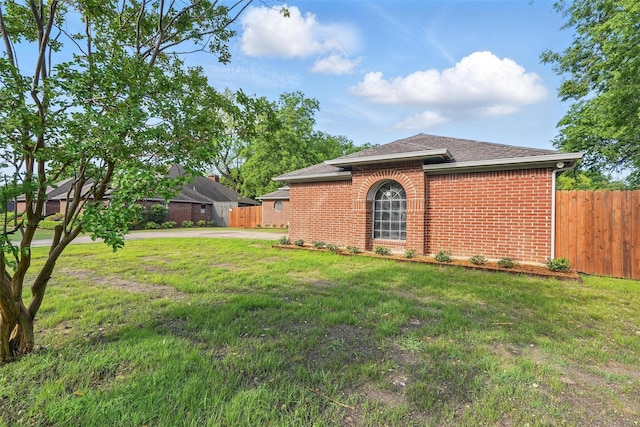 829 Hunters Creek Dr, Desoto, TX 75115 - view of front of property with brick siding, a shingled roof, a front lawn, and fence