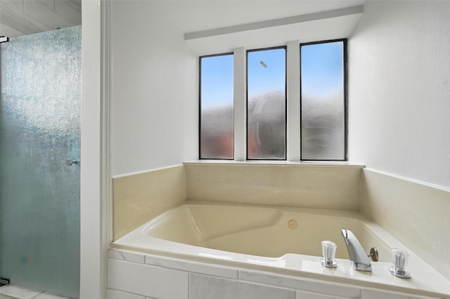 829 Hunters Creek Dr, Desoto, TX 75115 - full bath featuring a bath