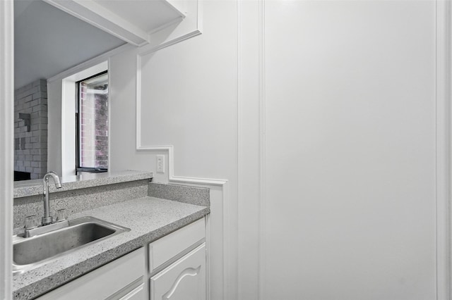 829 Hunters Creek Dr, Desoto, TX 75115 - bar featuring a sink