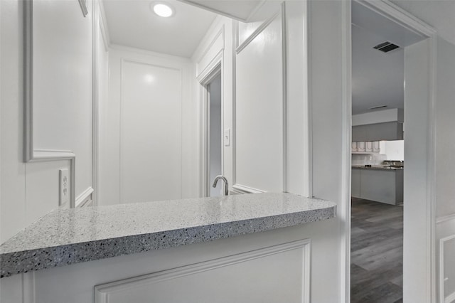 829 Hunters Creek Dr, Desoto, TX 75115 - bar featuring visible vents, wood finished floors, and recessed lighting