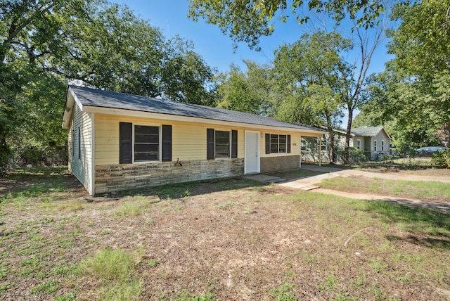 1206 E SE 2nd Ave, Mineral Wells, TX 76067 - ranch-style house with fence and stone siding