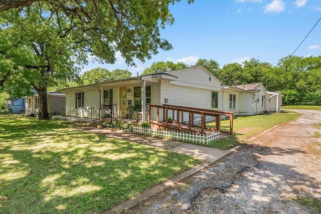 view of front of property featuring driveway and a front lawn
