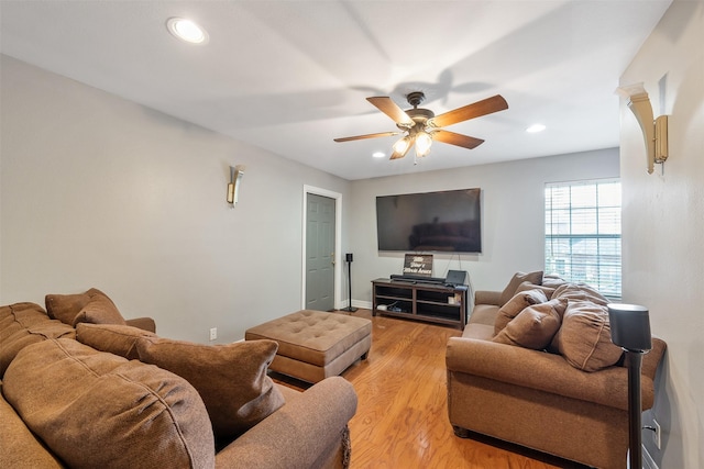 living area featuring ceiling fan, recessed lighting, baseboards, and light wood-style floors