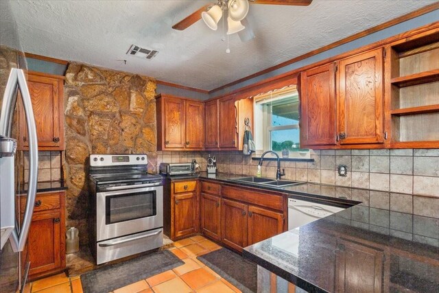 kitchen featuring crown molding, a sink, ceiling fan, visible vents, and stainless steel appliances