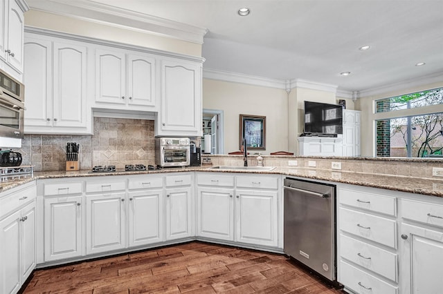 1701-1703 Weiskopf Dr, Heath, TX 75032 - kitchen featuring stainless steel dishwasher, a sink, black cooktop, ornamental molding, and wood finished floors