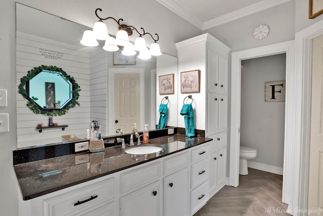 448 Kennie Rd, Shreveport, LA 71106 - bathroom featuring toilet, vanity, ornamental molding, and a notable chandelier