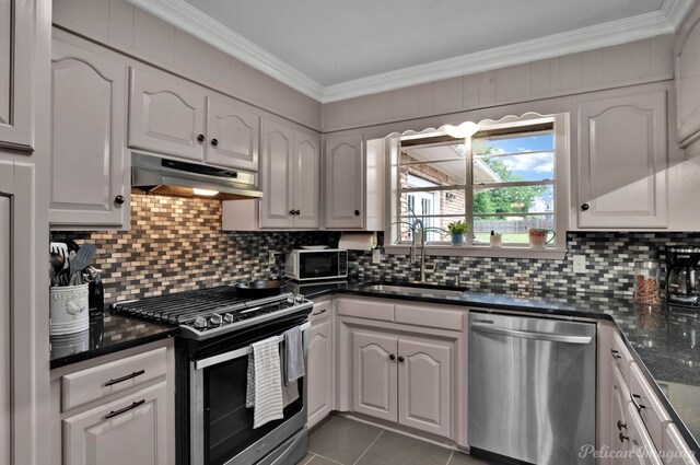 448 Kennie Rd, Shreveport, LA 71106 - kitchen with a sink, stainless steel appliances, under cabinet range hood, tasteful backsplash, and ornamental molding