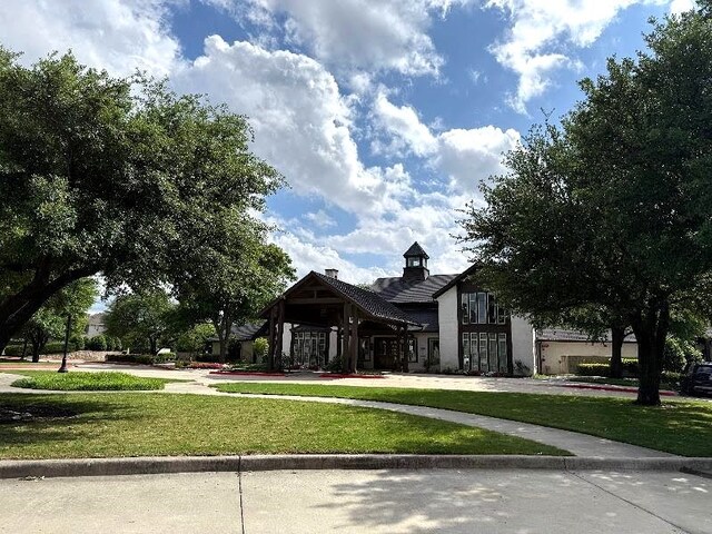 view of front facade featuring stucco siding and a front yard