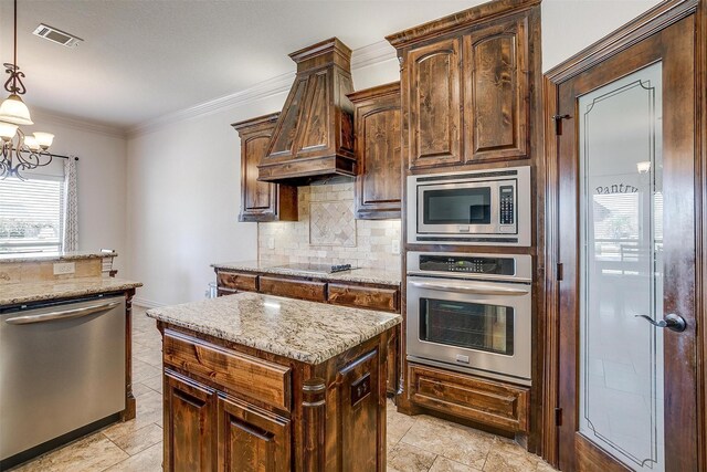 kitchen featuring custom range hood, visible vents, stainless steel appliances, a chandelier, and backsplash