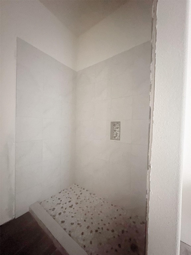 bathroom featuring a tile shower