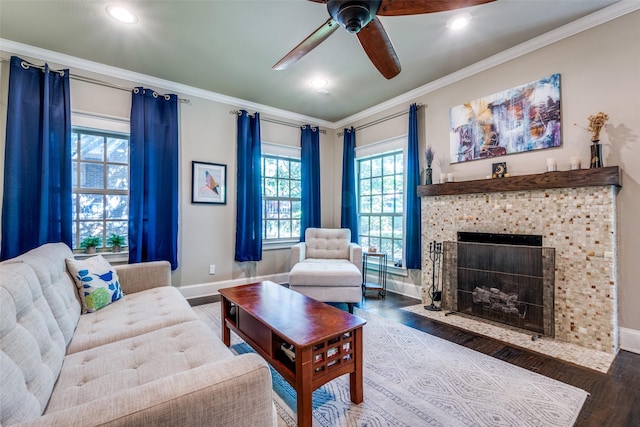 living room featuring wood finished floors, a ceiling fan, recessed lighting, and baseboards