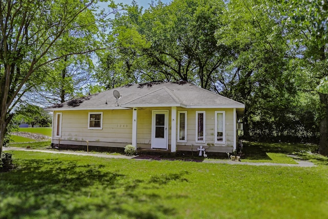 bungalow featuring a front lawn