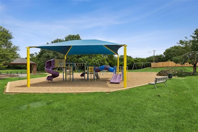 2405 Castle Rock Rd, Arlington, TX 76006 - communal playground with a lawn and fence