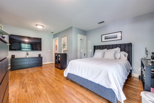 1580 Stemmons Ave, Dallas, TX 75208 - bedroom with light wood-style flooring and baseboards