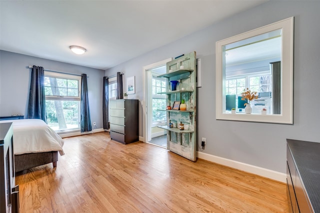 1580 Stemmons Ave, Dallas, TX 75208 - bedroom with light wood finished floors and baseboards