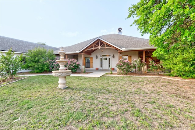 view of front of property featuring stucco siding and a front yard