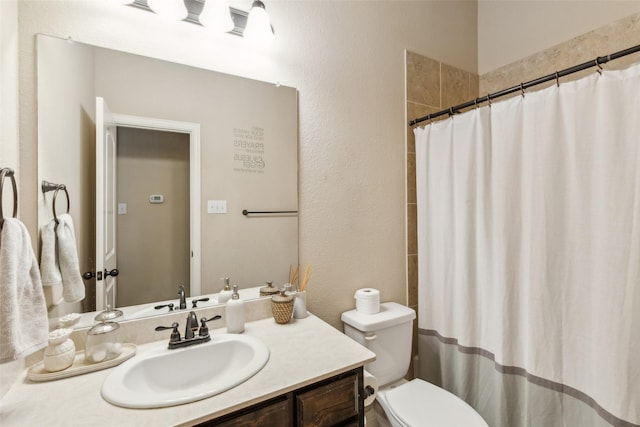 full bath featuring a shower with shower curtain, toilet, and vanity