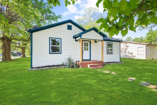 900 W Coffin St, Denison, TX 75020 - bungalow-style home featuring a front lawn