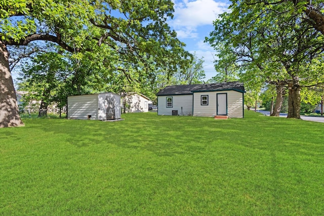 900 W Coffin St, Denison, TX 75020 - view of grassy yard featuring an outbuilding