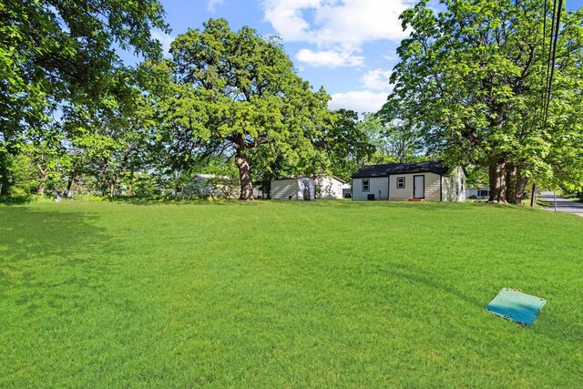 view of yard featuring an outbuilding